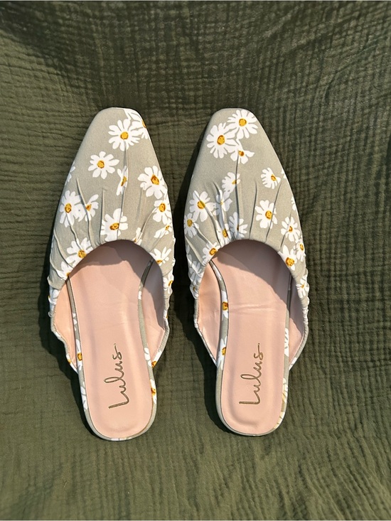 Lulus Shoes - Lulu's NWOT Daisy Print Green Slip-On Flats